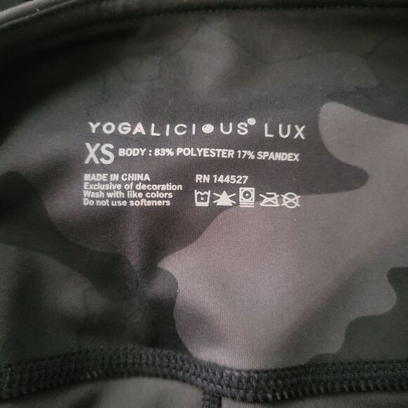 Yogalicious High Rise Side Pocket Camo Biker Shorts Size XS NWT - Picture 3 of 3